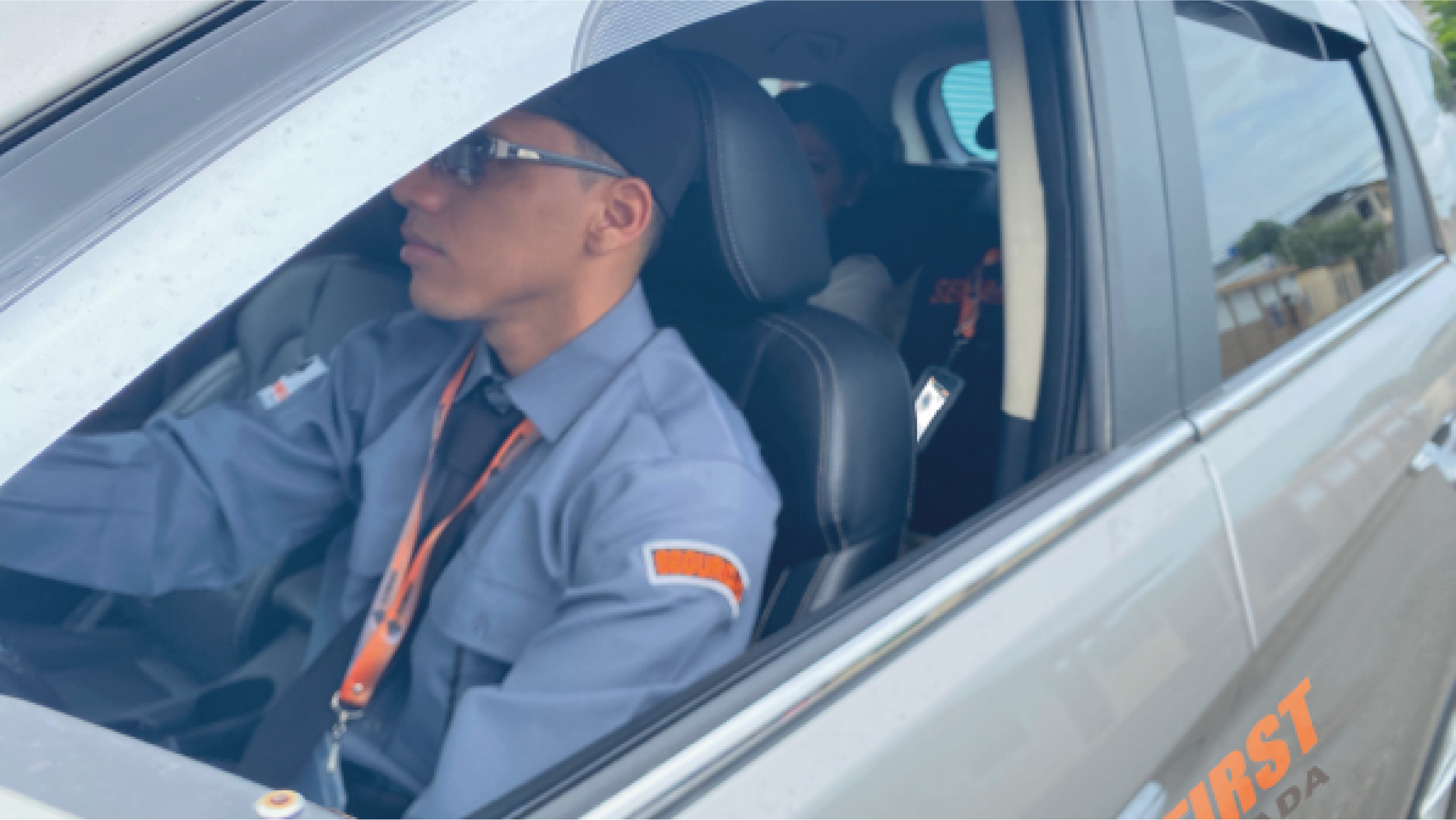 Oficial Semaxfirst Cía. Ltda. en vehículo institucional con uniforme reglamentario